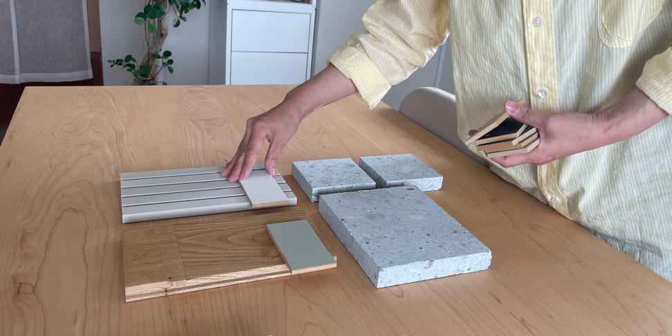 丁寧な住まいの提案に向けた素材選びのシーン