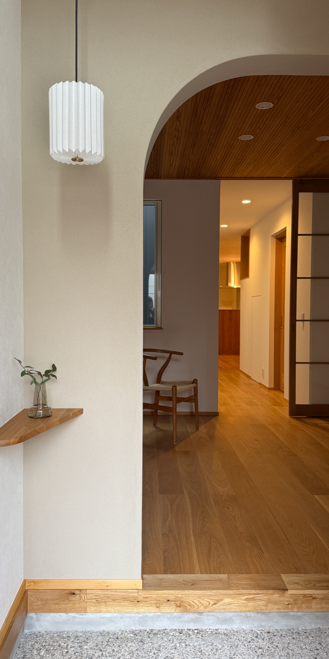 木の質感とアーチが印象的な玄関と廊下の内装デザイン施工事例