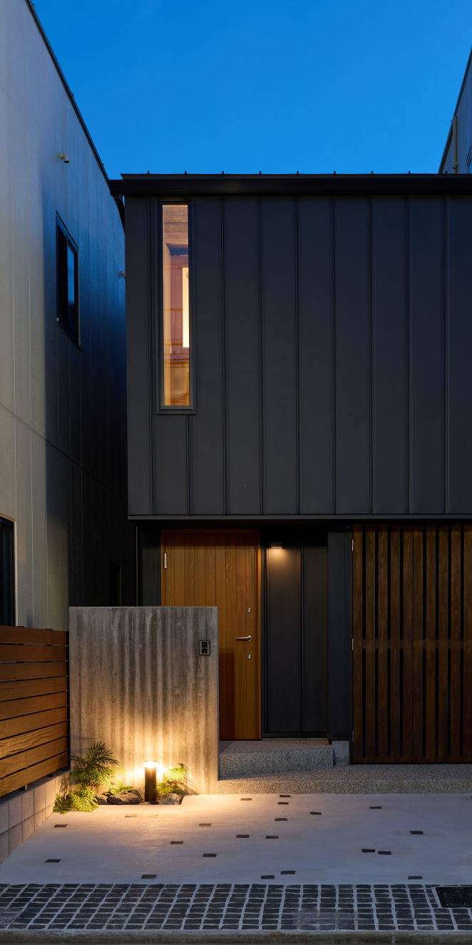 シックな外観とライトアップが印象的な住宅の外観施工事例