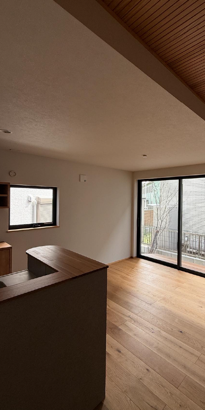 木の天井と大開口の窓が特徴的なリビングの内装施工事例