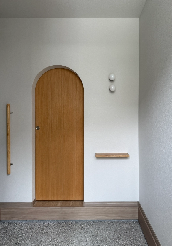 女性設計士が手掛ける新築住宅の玄関写真