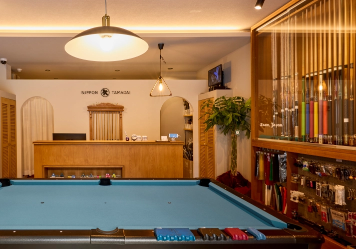 女性設計士が手掛けるビリヤード用品店の内装写真1