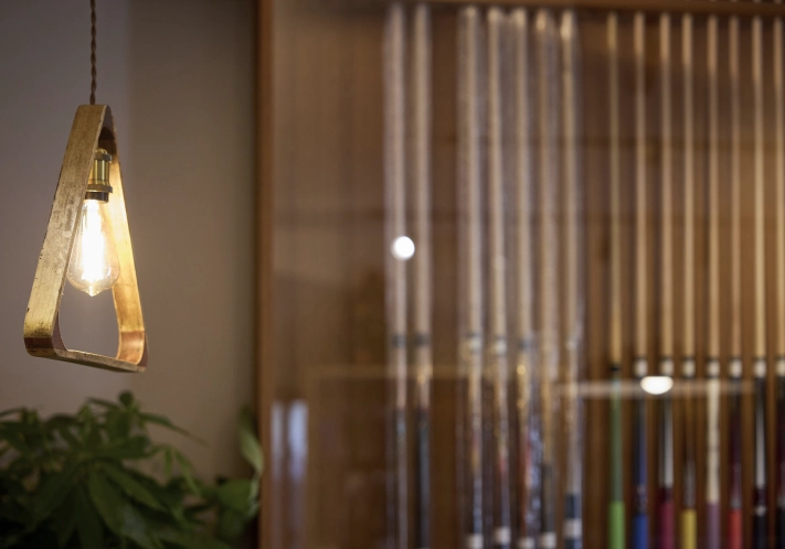 女性設計士が手掛けるビリヤード用品店のこだわりの照明器具