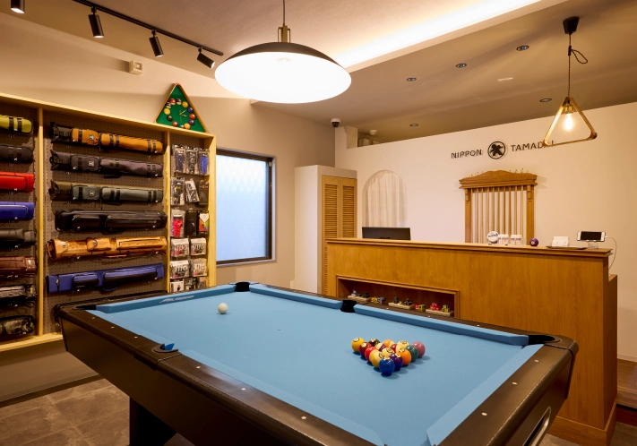 女性設計士が手掛けるビリヤード用品店の内装写真2