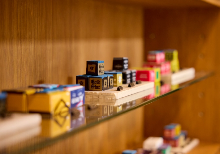 女性設計士が手掛けるビリヤード用品店の商品棚